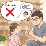 「武蔵小杉 森のこどもクリニック小児科・皮膚科」の診察室を舞台にした、親しみやすいイラスト。メガネをかけグレーのスクラブを着た優しいくま先生が跪き、ピンクのパジャマを着てツインテールの女の子に短い綿棒を見せている。女の子は怖がらず、安心した表情で医師を見ている。医師の頭上にある大きな吹き出しには、❌印がついた『❌長い綿棒』と、短い綿棒とともに『こっちは短い！これならコチョコチョだけ！』というテキストがある。背景の棚にはクリニック名のアルファベットブロックがあり、左下には動物たちが木を囲むクリニックのロゴが日本語テキスト『森のこどもクリニック』と共に配置されている。短い綿棒での痛くない検査を伝えるアイキャッチ画像。